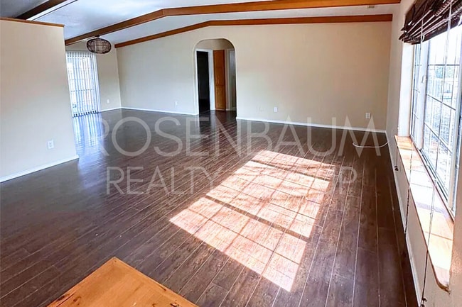 Building Photo - Gorgeous 3-bedrooms, 2-baths hilltop home ...