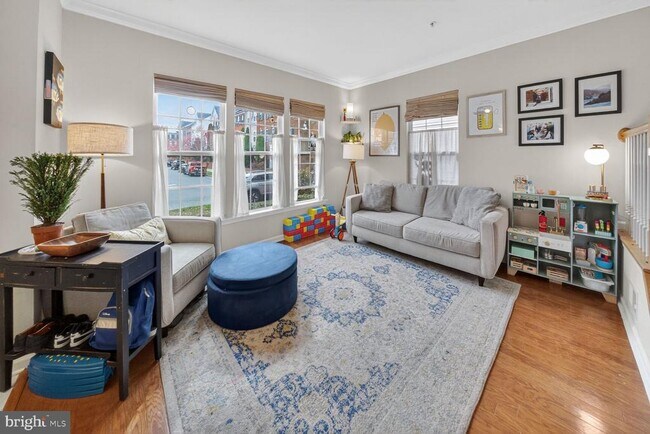 Building Photo - 725 Main St