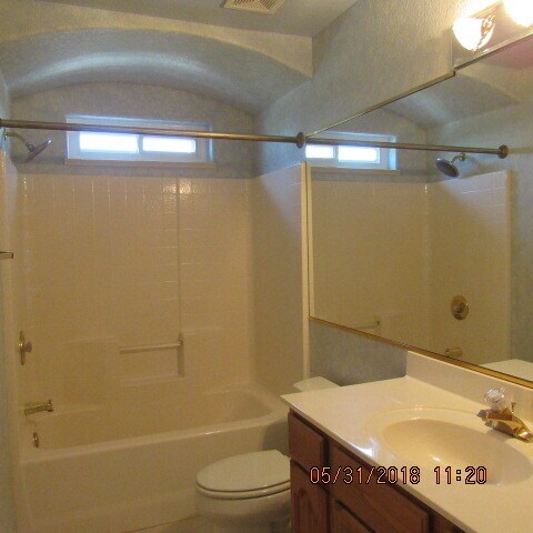 Building Photo - 3 Bedroom 2 bathroom 3 car garage