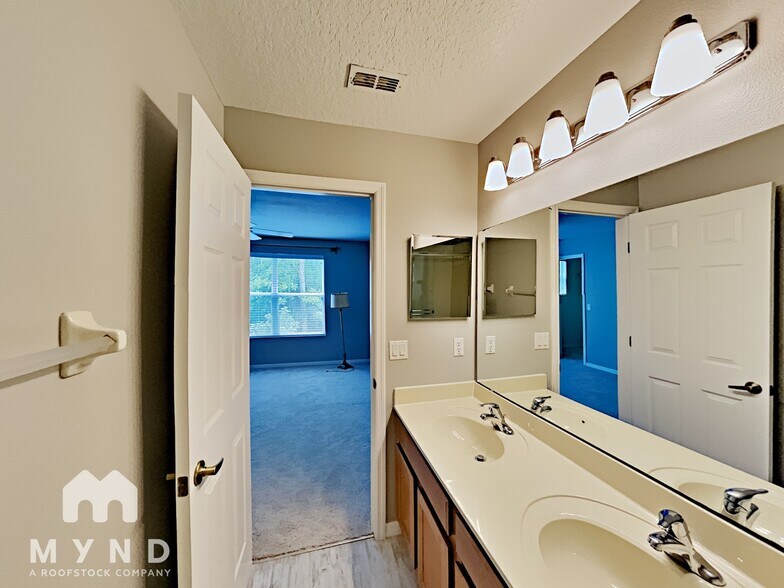 Building Photo - 303 Freedom's Ring Dr