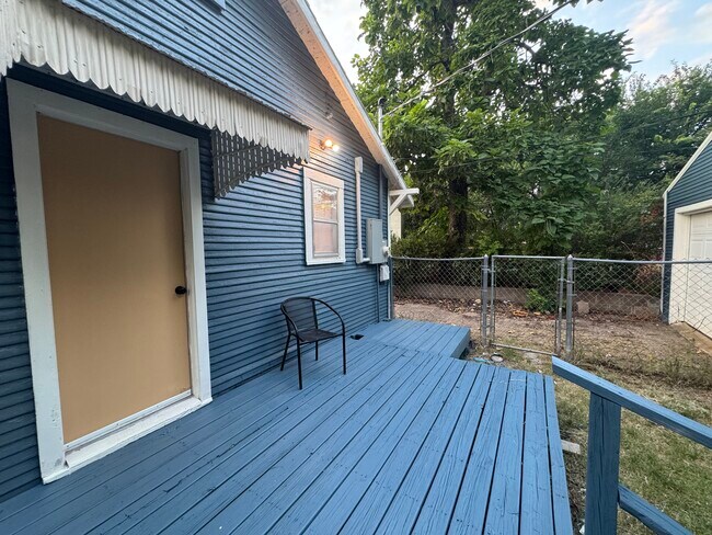 Building Photo - 304 N Cimarron Ave