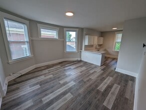 Building Photo - Beautiful Housing Convenient to Xavier Campus with Bonus Room