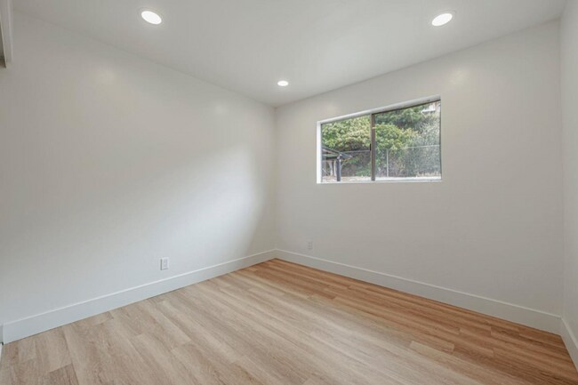 Building Photo - 6046 Reo Pl