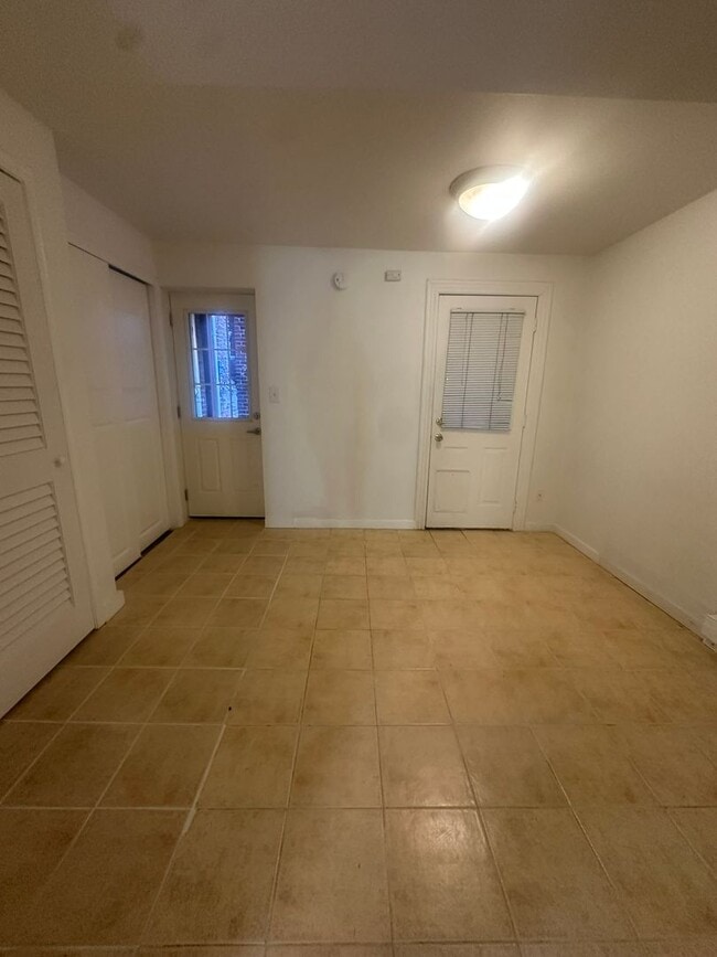 Building Photo - Modern Basement Unti 1 Bedroom/1 Bath, Recently renovated, new stainless steel appliances, floori...