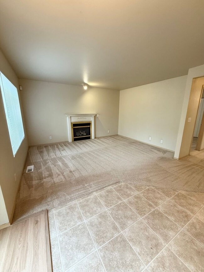 Building Photo - 5 Bedroom 2.5 Bath plus Bonus Room in East...