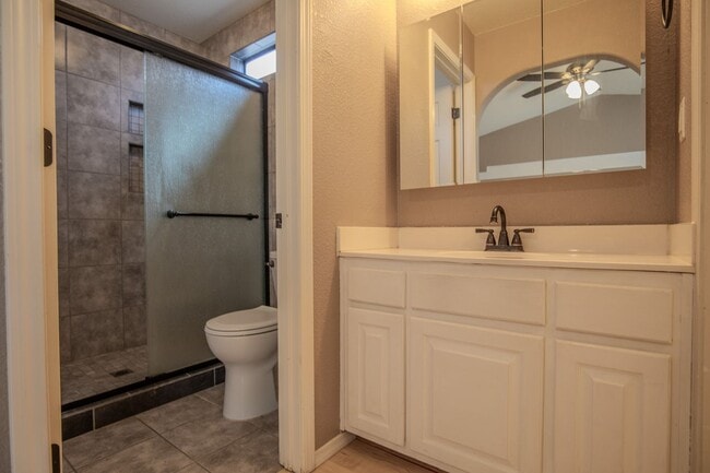 Building Photo - Conveniently located 3 Bedroom, 2 bath