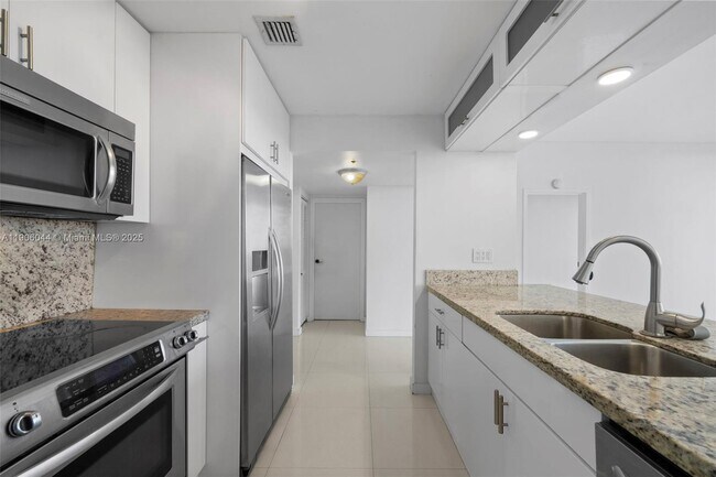 Building Photo - 7601 E Treasure Dr