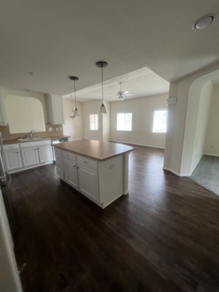Building Photo - 2307 Calais Dr