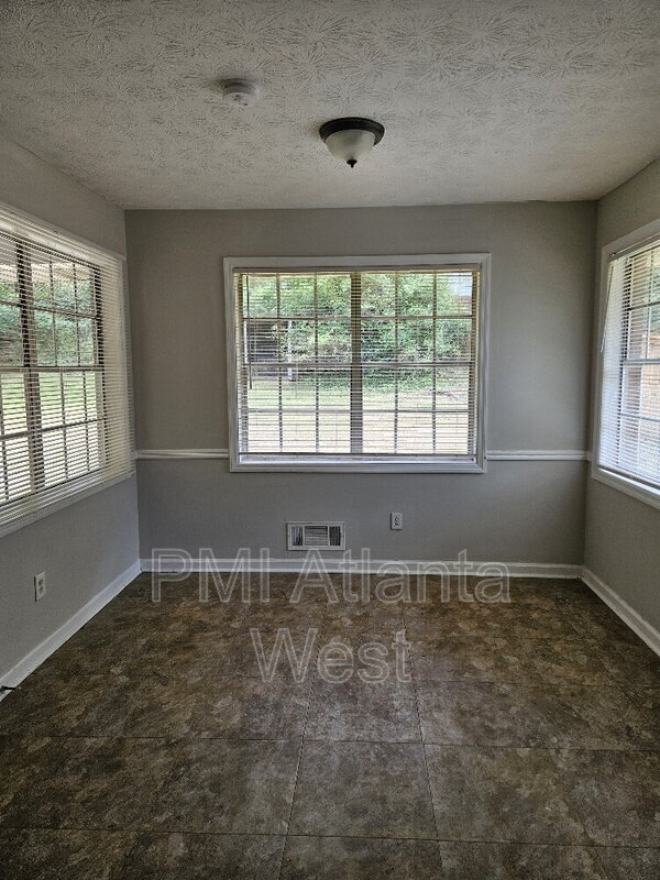 Building Photo - 2250 Sandgate Cir SW