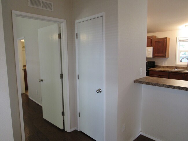 Building Photo - 14750 Cardoza Ct