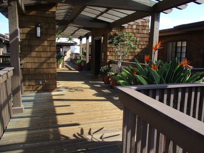 Building Photo - The Boardwalk in La Jolla 2 bdr 2 bath 3 floor!
