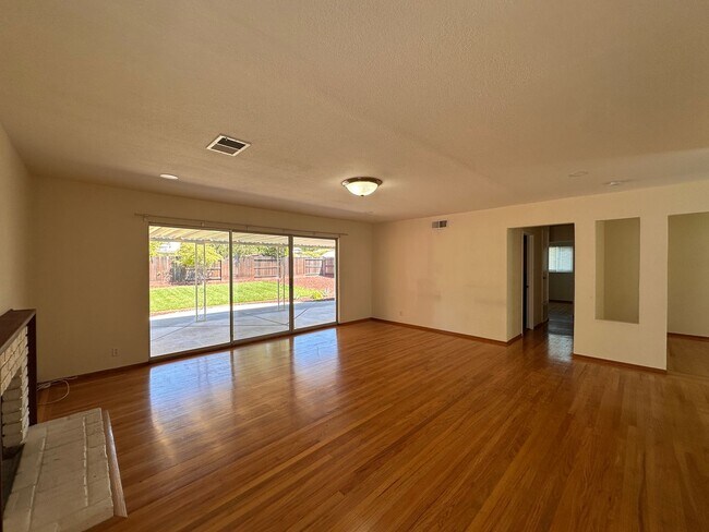 Building Photo - Updated 3/2 SFR w/ AC, BIG yard, move in r...