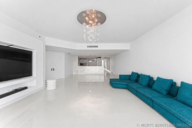 Building Photo - 5959 Collins Ave