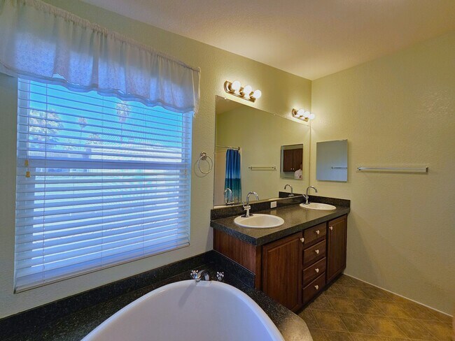 Building Photo - 651 Santa Clara Cir