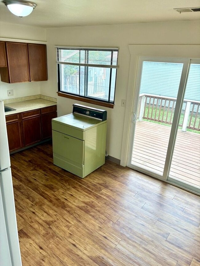 Building Photo - Upper Level 2 Bedroom 1 Bath Duplex Unit in Central Loveland, CO