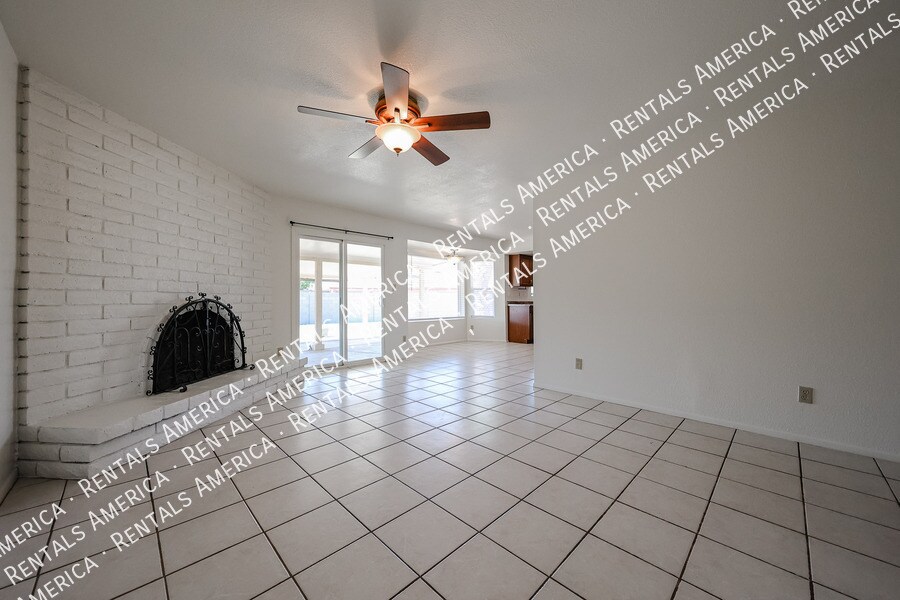 Building Photo - 710 W Alamo Dr