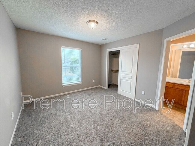 Building Photo - 264 N Hedge Ln