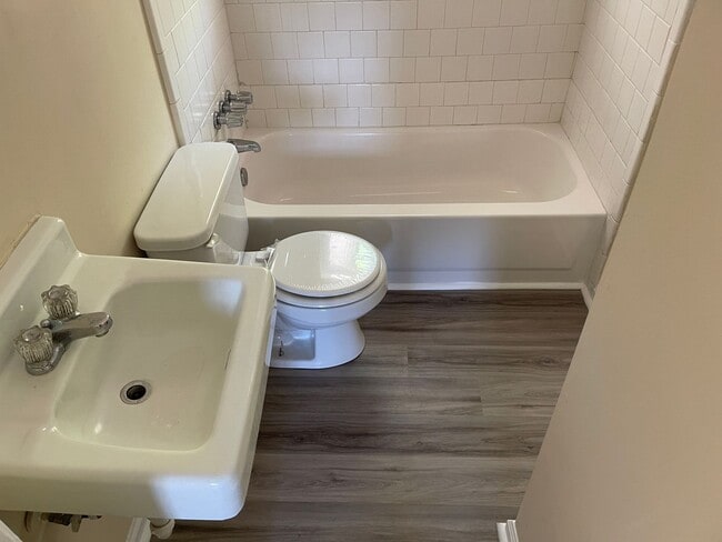 Building Photo - 3 Bedroom Brick Ranch near Armory / Martin...