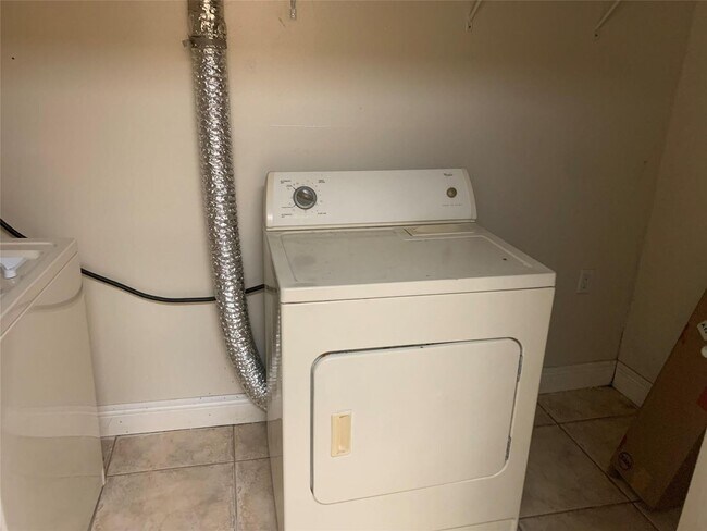 Building Photo - 907 SW 78th Ave