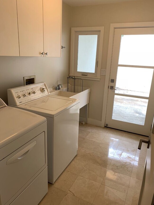 Building Photo - 4 BED, 4.5 BATH, HOUSE W/GARAGE For rent in Hawaii Kai