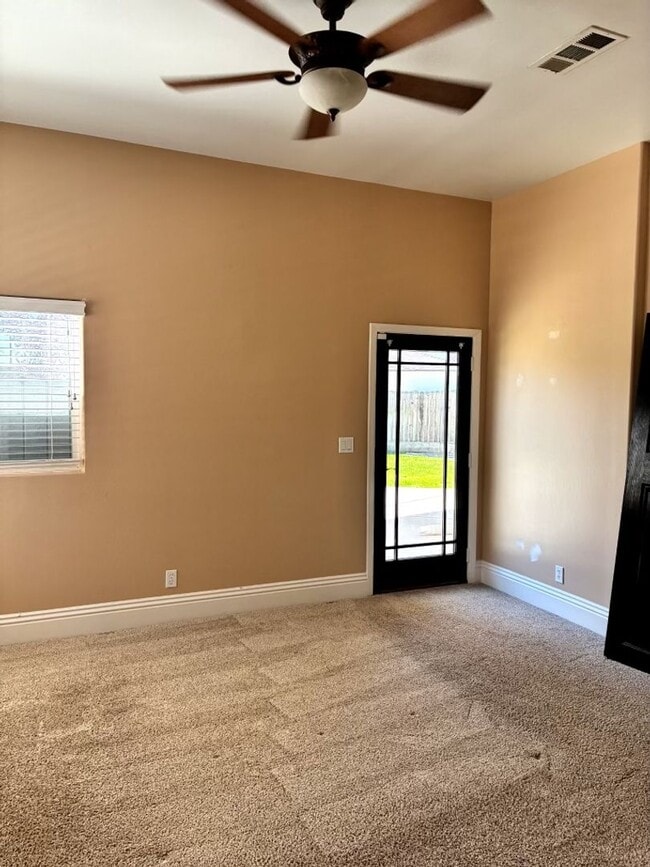 Building Photo - Coastal Living Awaits