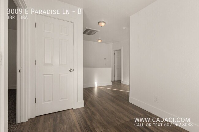 Building Photo - 3009 E Paradise Ln