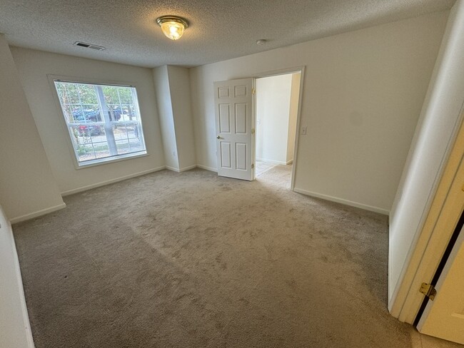 Building Photo - Move In READY! 2 bed 2 Bath with Garage! C...