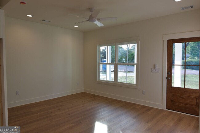 Building Photo - 1070 Moreland Dr
