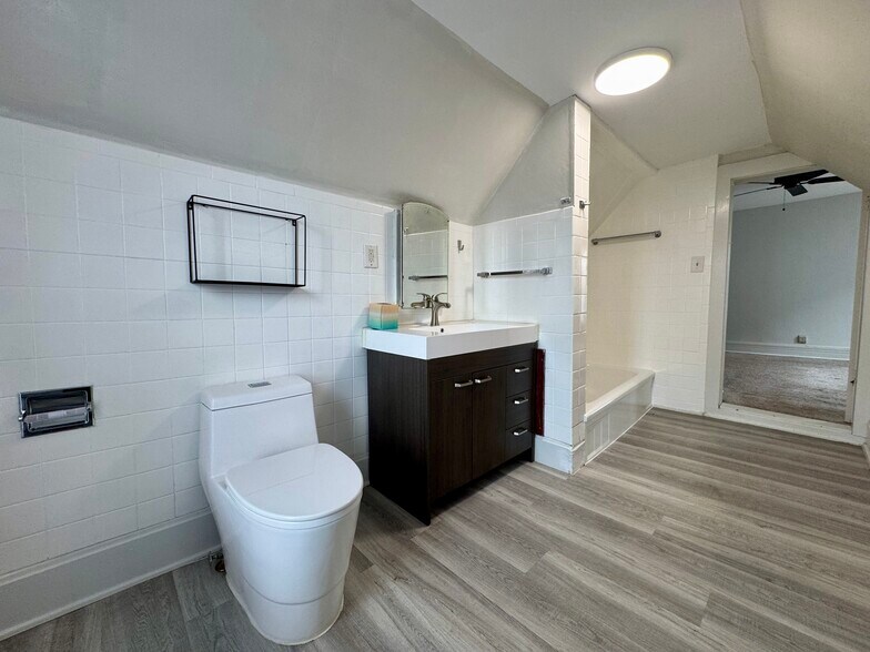 Building Photo - 121 Chicago Ave