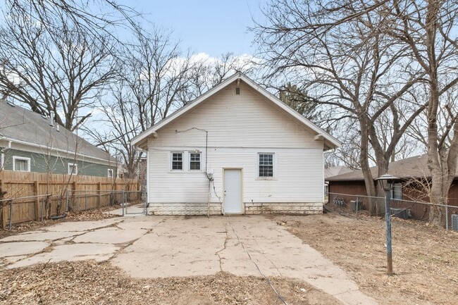 Building Photo - RENTAL PENDING