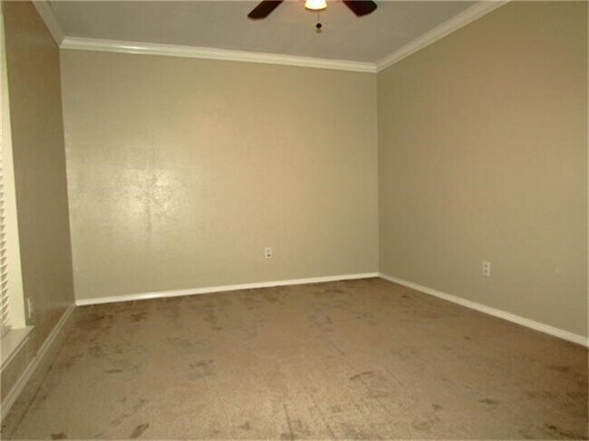 Building Photo - 2212 S Belmont Dr