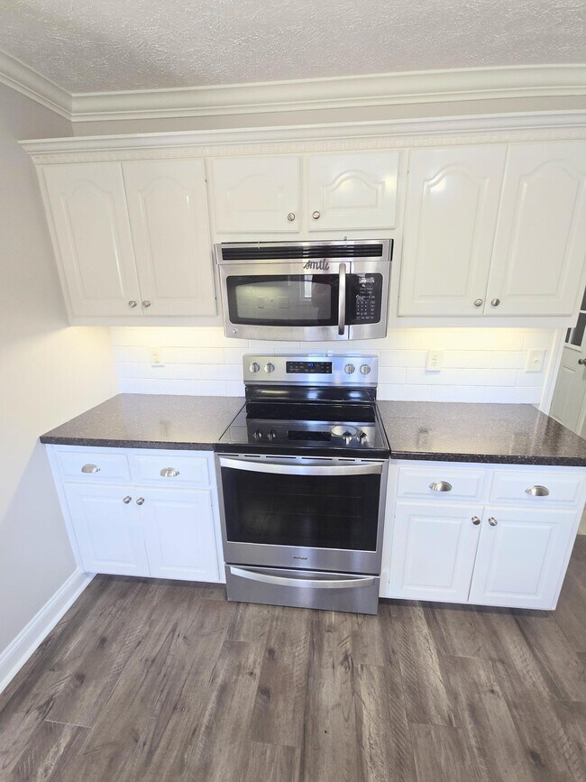 Building Photo - 565 Oakdale Dr
