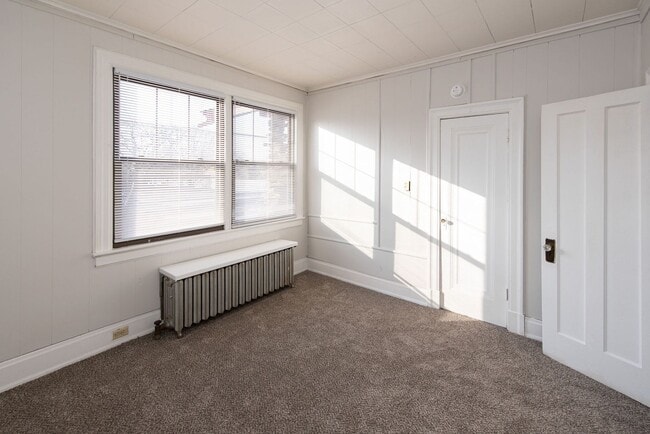 Building Photo - Beautifully updated Tudor style duplex. Upper unit. Large rooms. 2 balconies, private entry. Fenc...