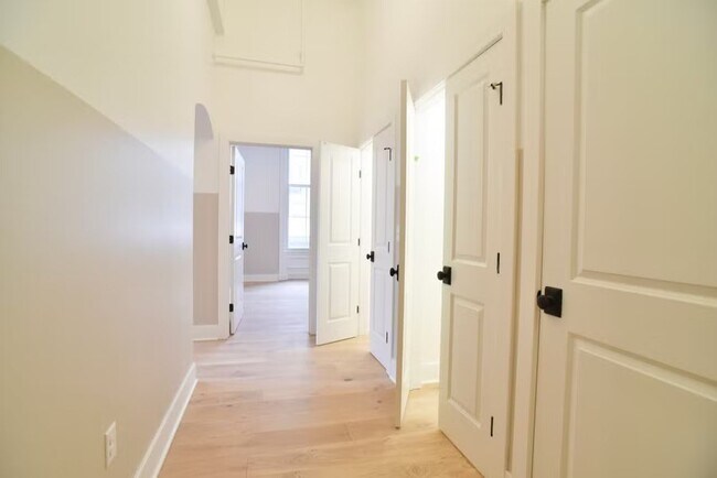 Building Photo - 30 W Broad St