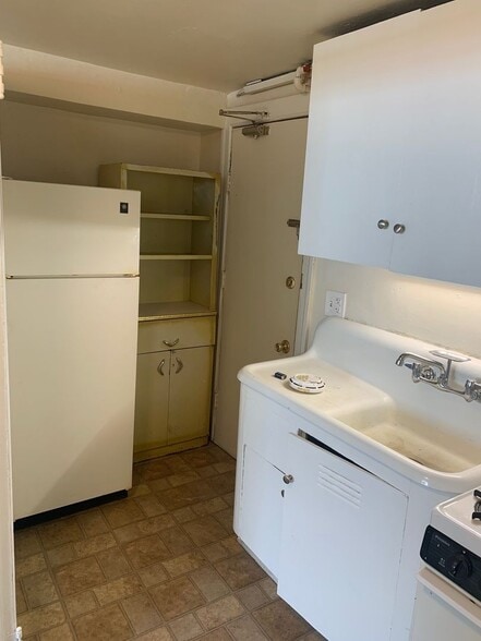 Building Photo - Fabulous Frankford Studio, Available Now!