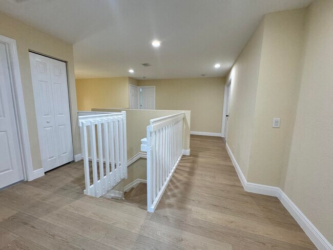Building Photo - 898 Tulip Cir