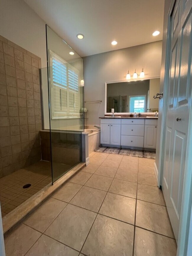 Building Photo - 12561 Lake Run Dr