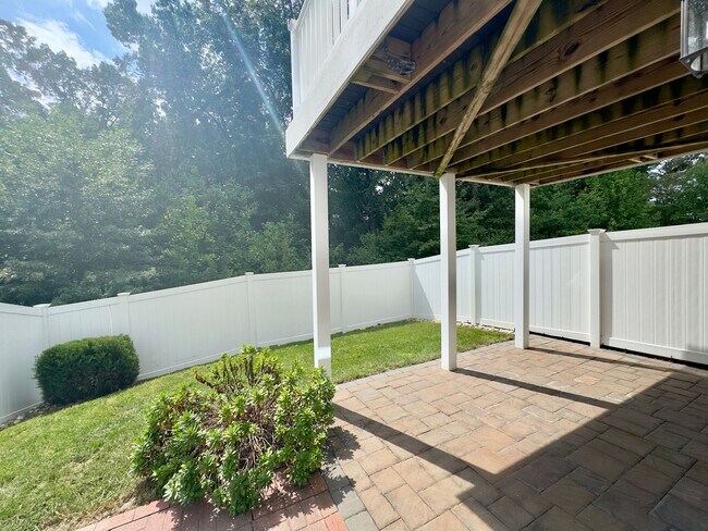 Building Photo - 1302 Dickinson Ct