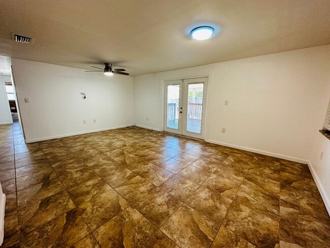 Building Photo - 3/2.5/1 Freshly Updated Pinellas Park Home