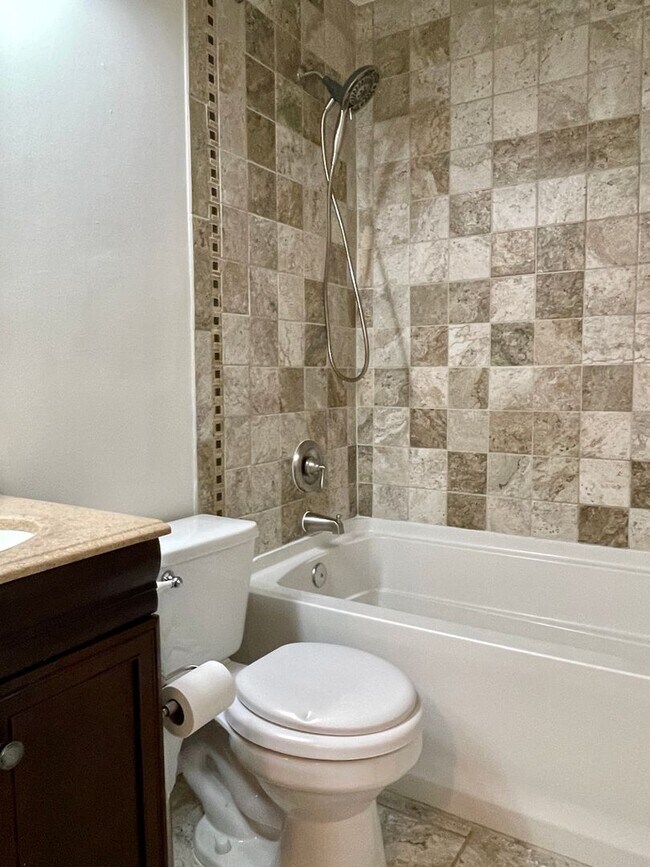 Building Photo - BEAUTIFUL THREE LEVEL TOWNHOME IN NORTH STAFFORD!