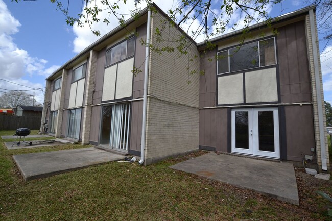 Building Photo - Fully Furnished!  2 bedroom 1 bath townhou...