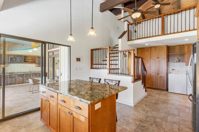 Building Photo - Completely Remodeled 3 Bed/3 Bath with Exp...