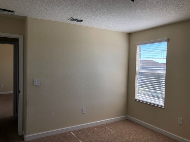 Building Photo - 5 Bedroom / 3.5 Bathroom House at Independ...