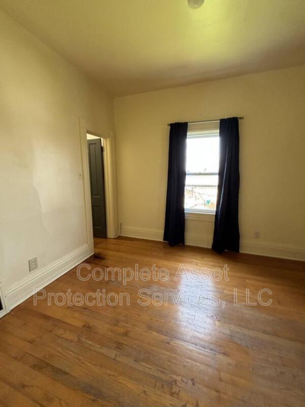 Building Photo - 114 1/2 I St