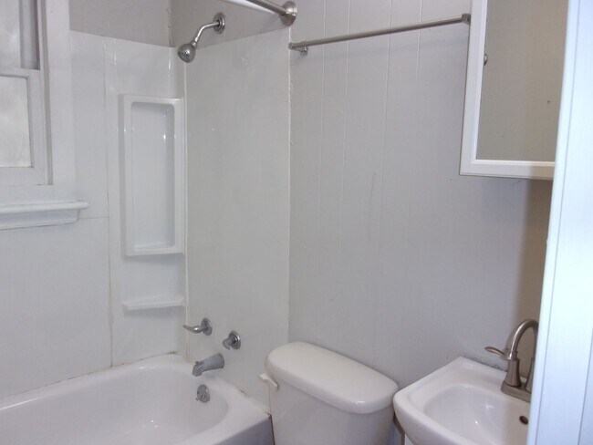 Building Photo - 2 Bedroom 1 Bath Townhome Minutes to Uptow...