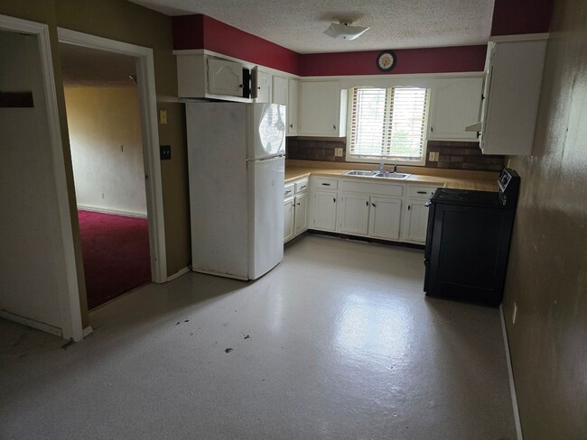 Building Photo - 3 Bedroom 2 Bathroom for $1350.00
