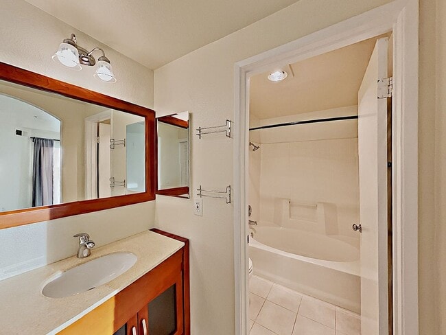 Building Photo - Spacious 2-Bedroom, 2-Bathroom Condo for Rent – Scripps Highlands