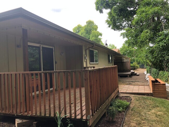 Building Photo - Two Bedroom Apartment in Central Salem