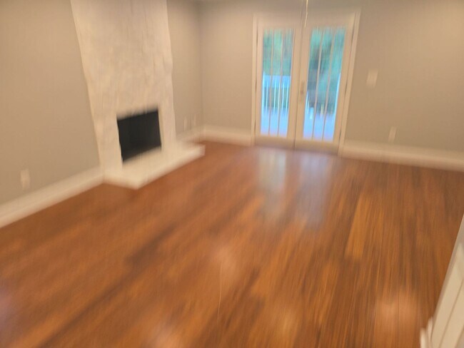 Building Photo - 2 bedroom 1 bath unit duplex