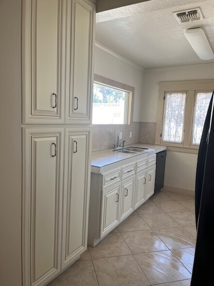 fully stocked kitchen - 4201 El Dorado St